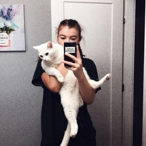 Meet your Posher, Adrienne